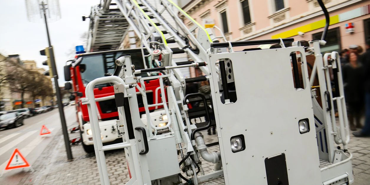 Die Feuerwehr musste mittels Drehleiter in die Wohnung steigen.