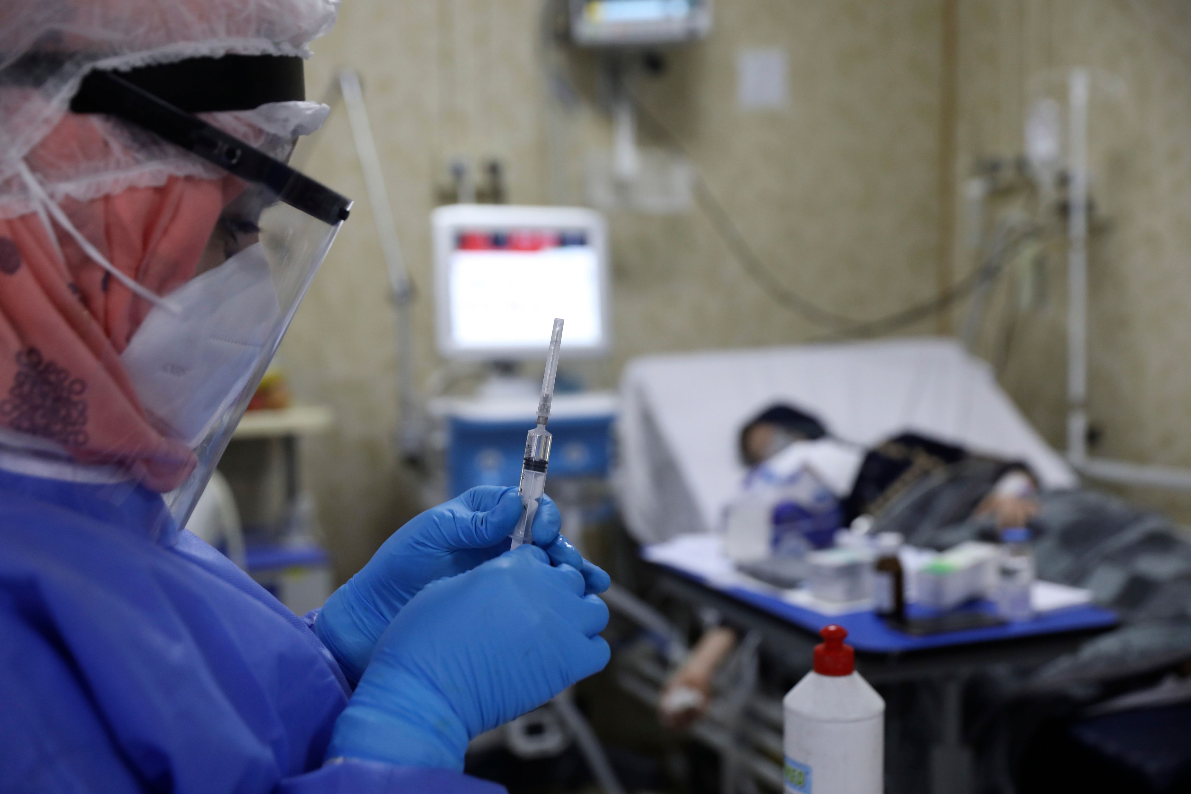 Download von www.picturedesk.com am 22.09.2021 (09:43).  A nurse prepares a syringe for a patient infected with the coronavirus in the intensive care unit at the Syrian American Medical Society Hospital, in the city of Idlib, northwest Syria, Monday, Sept. 20, 2021. Coronavirus cases are surging to the worst levels of the pandemic in Idlib province, a rebel stronghold in Syria âß a particularly devastating development in a region where scores of hospitals have been bombed and that doctors and nurses have fled in droves during a decade of war. (AP Photo/Ghaith Alsayed) - 20210920_PD9372 - Rechteinfo: Rights Managed (RM)