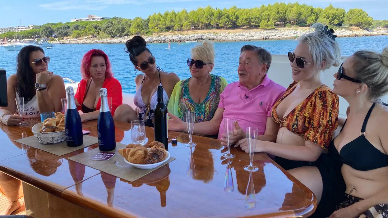 Richard Lugner, umringt von seinen Seepferdchen.