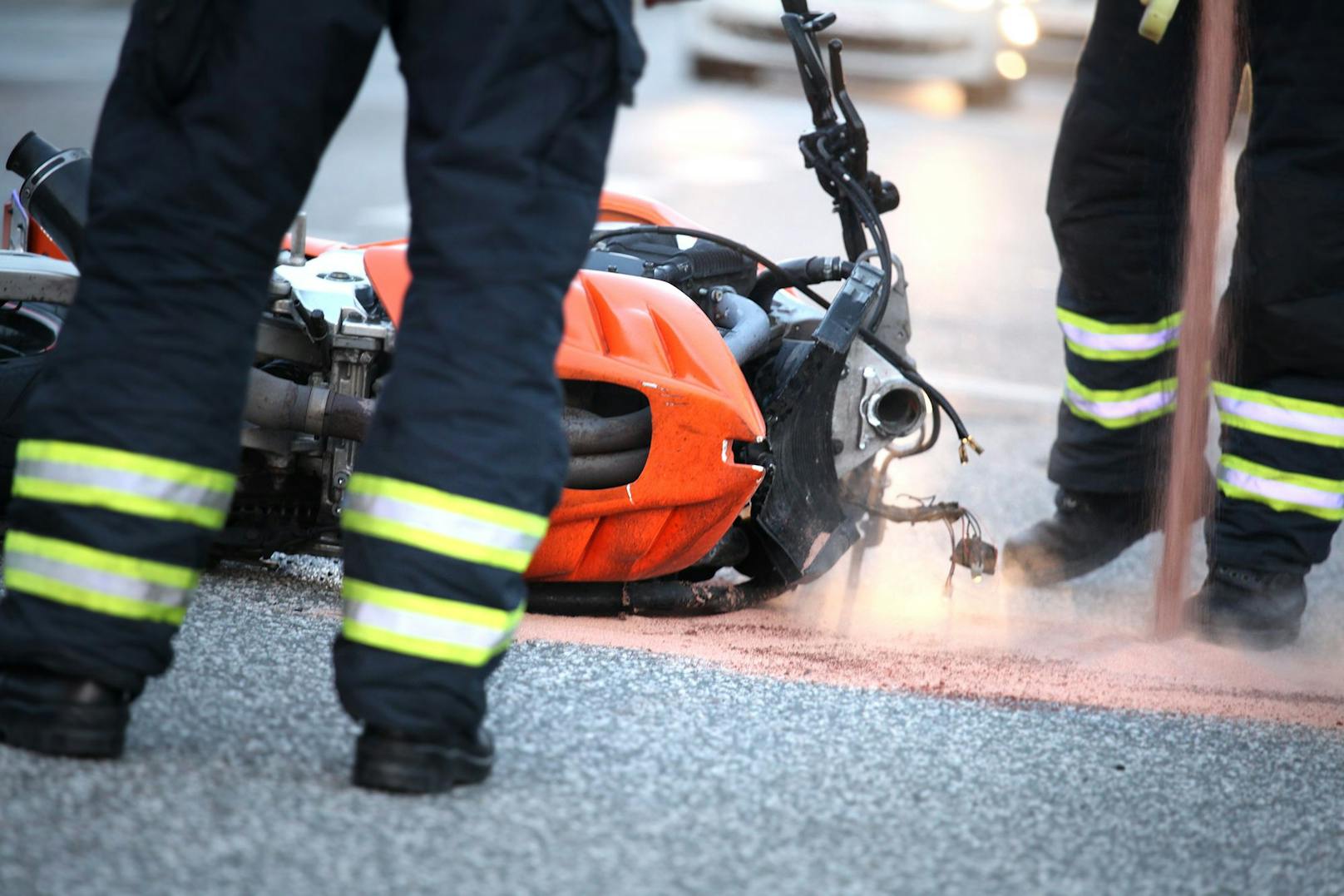 Ein 29-Jähriger Motorradlenker rutschte auf der S1 auf einer Ölspur aus und stürzte zu Boden.&nbsp;