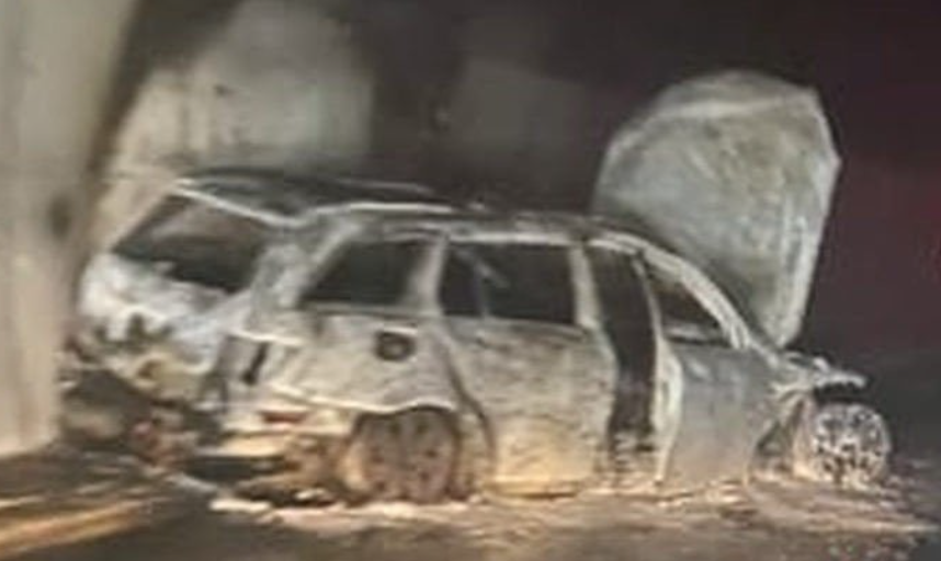 Der ausgebrannte Wagen des Schiedsrichters