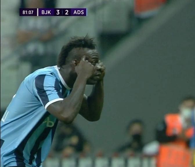 Mario Balotelli zeigt dem gegnerischen Trainer den Vogel. 