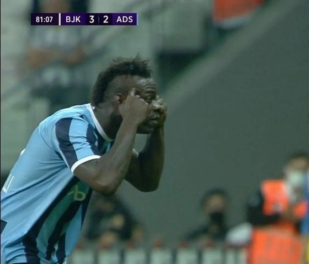 Mario Balotelli zeigt dem gegnerischen Trainer den Vogel. 