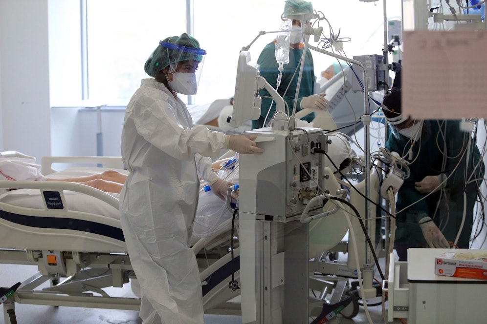 Die Coronazahlen sind weiter hoch, allerdings besser, als die Prognosen vorausgesagt haben.