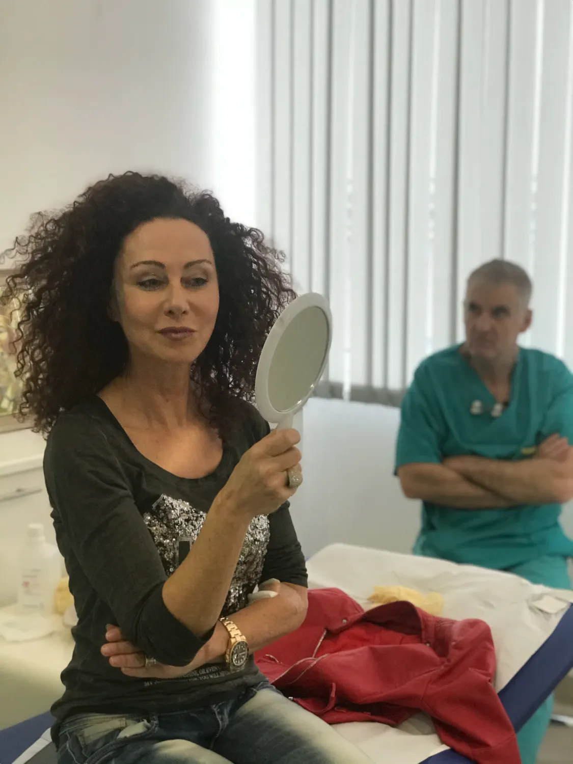 Christina Lugner begutachtet das Botox-Ergebnis. 