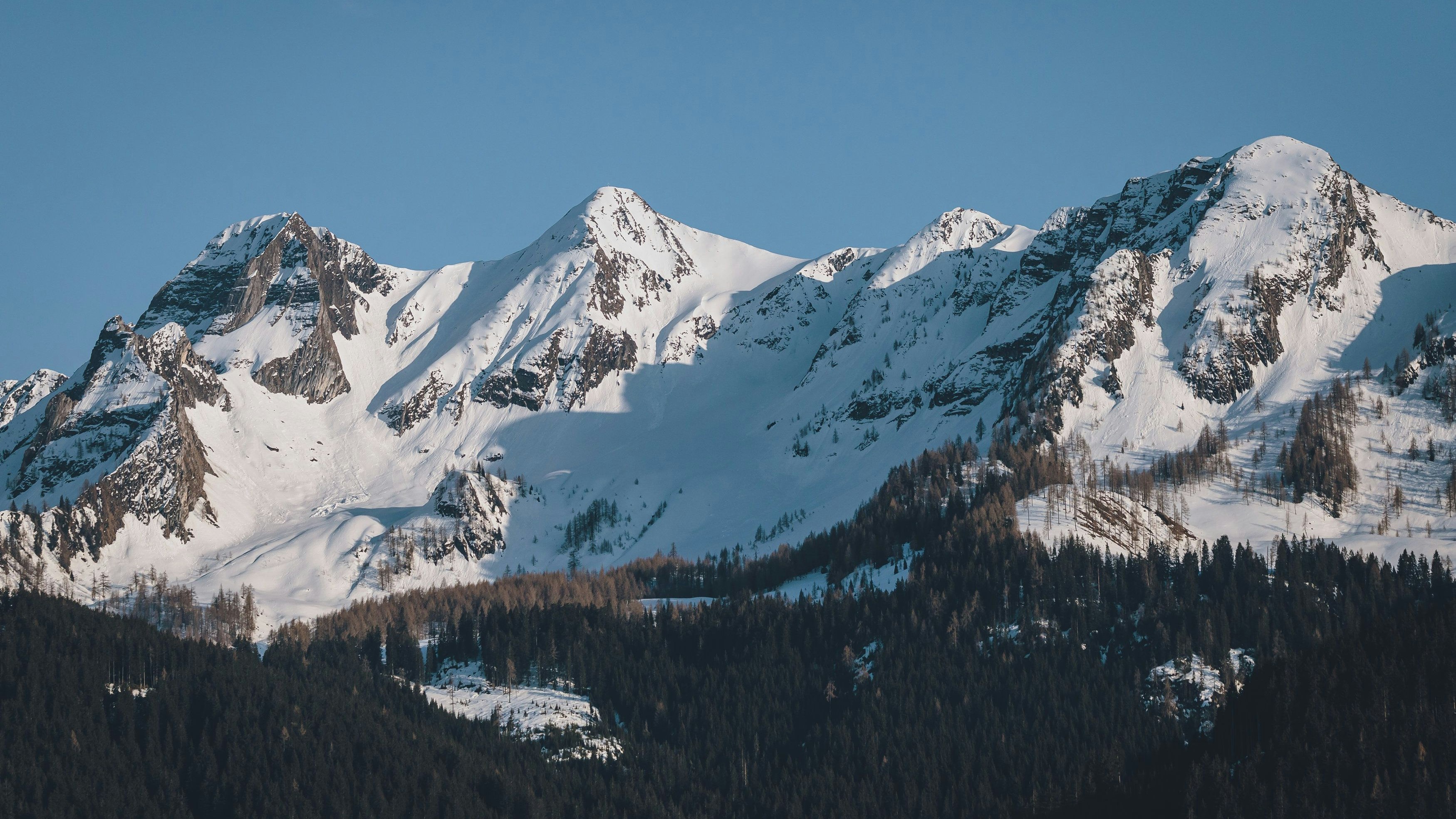 Download von www.picturedesk.com am 22.09.2021 (15:24).  THEMENBILD - die schneebedeckten Berggipfel der 3 Brüder (Breitkopf, Schafelkopf, Stolzkopf) oberhalb von Gries im Pinzgau und Bruck an der Glocknerstraße in der Abendsonne, aufgenommen am 27. April 2021, Bruck an der Glocknerstaße, Österreich // the snow-covered mountain peaks of the 3 brothers (Breitkopf, Schafelkopf, Stolzkopf) above Gries im Pinzgau and Bruck an der Glocknerstraße in the setting sun on 2021/04/27, Bruck an der Glocknerstaße, Austria. EXPA Pictures © 2021, PhotoCredit: EXPA/ Stefanie Oberhauser - 20210428_PD4832 - Rechteinfo: Rights Managed (RM)