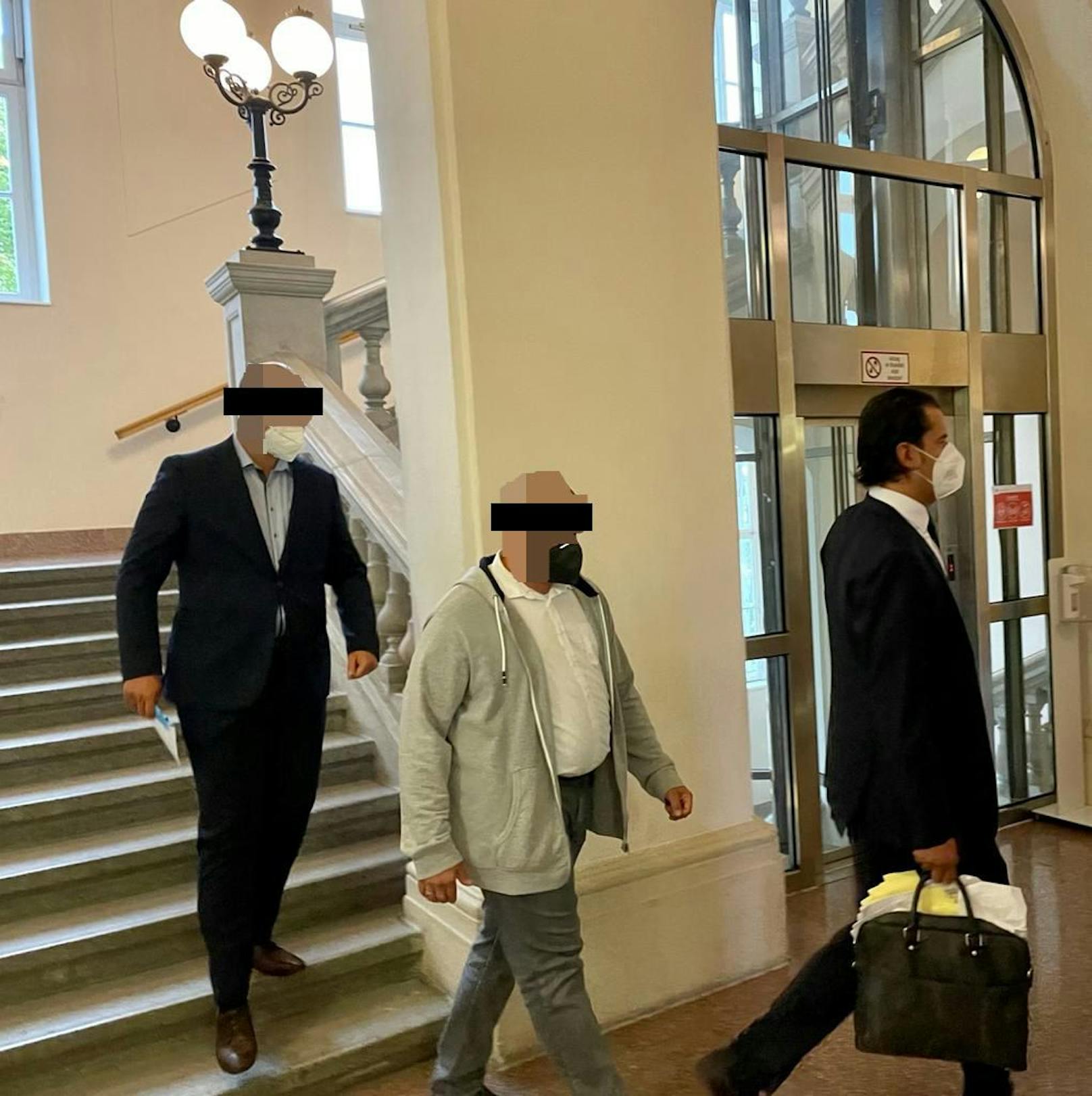 Die Angeklagten mit Anwalt Marcus Januschke