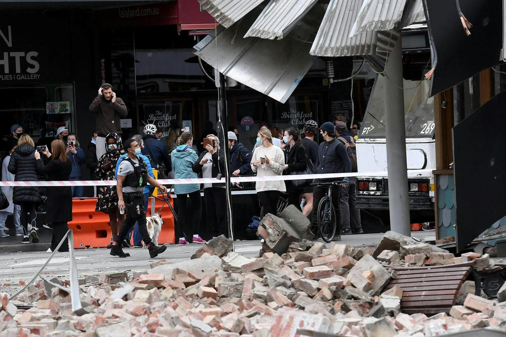 Die Menschen bringen sich im Freien in Sicherheit: Die Melbourner Einkaufsmeile Chapel Street ist mit Trümmerteilen übersät. (22. September 2021)