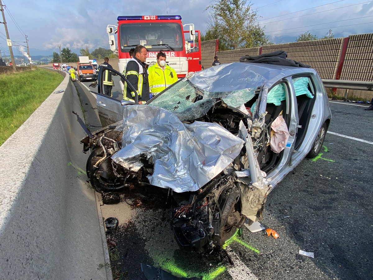 Ein schwerer Verkehrsunfall auf der Loferer Bundesstraße forderte am Morgen des 22. September 2021 ein Todesopfer.