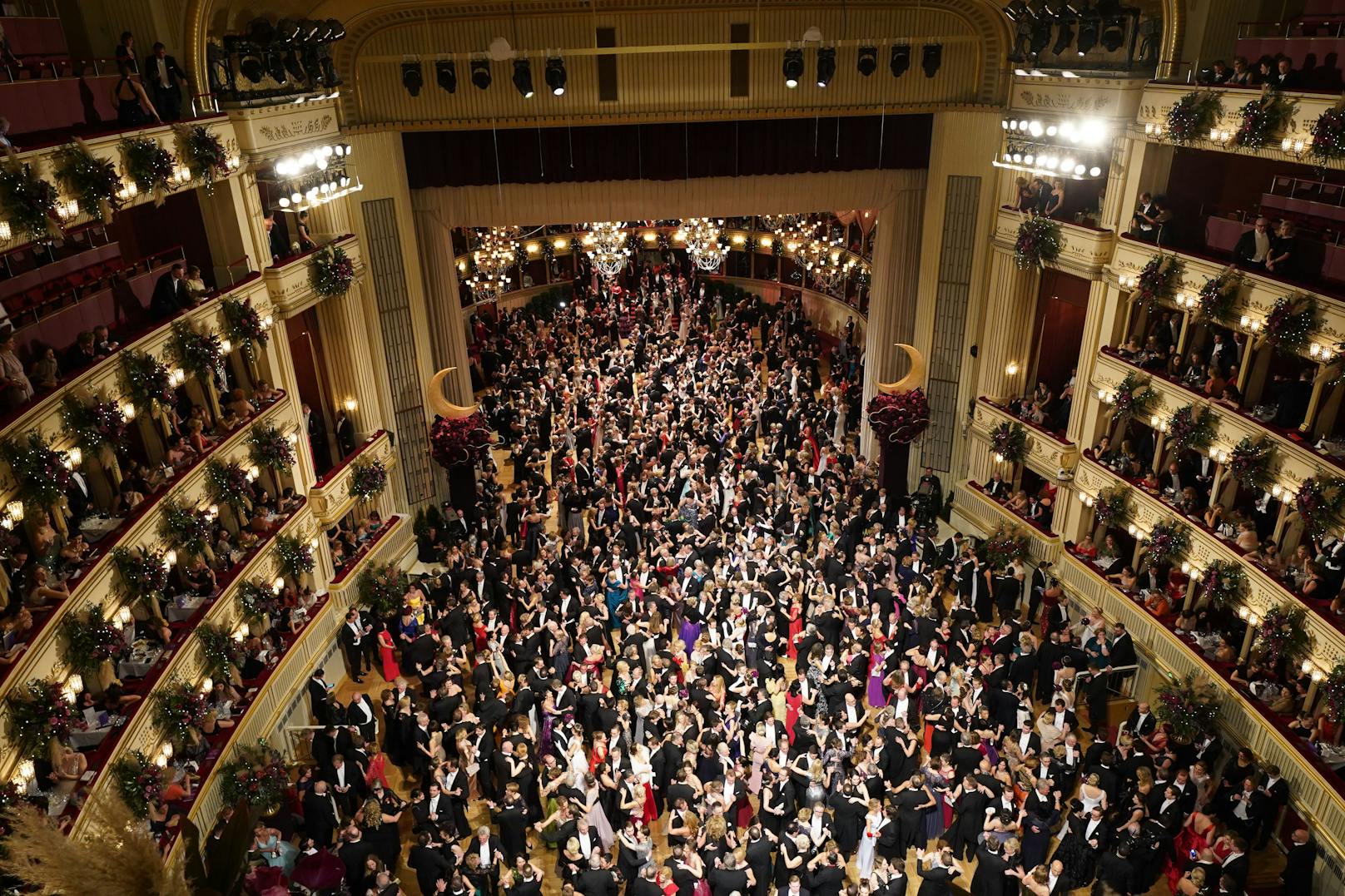 Das Tanzparkett beim Wiener Opernball ist immer gut gefüllt.