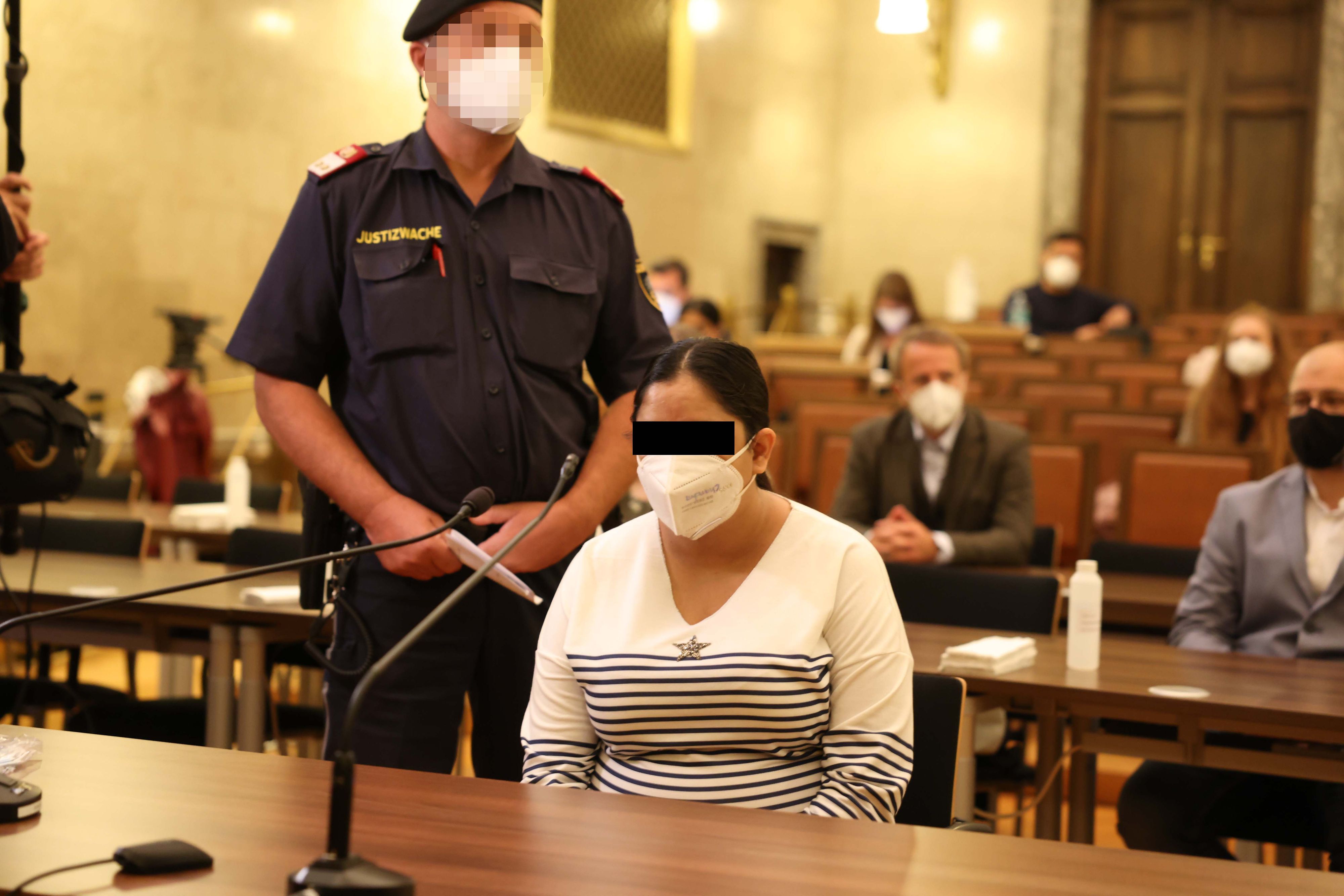 Die Angeklagte in unschuldsweiß vor Gericht– sie bekam lebenslang.