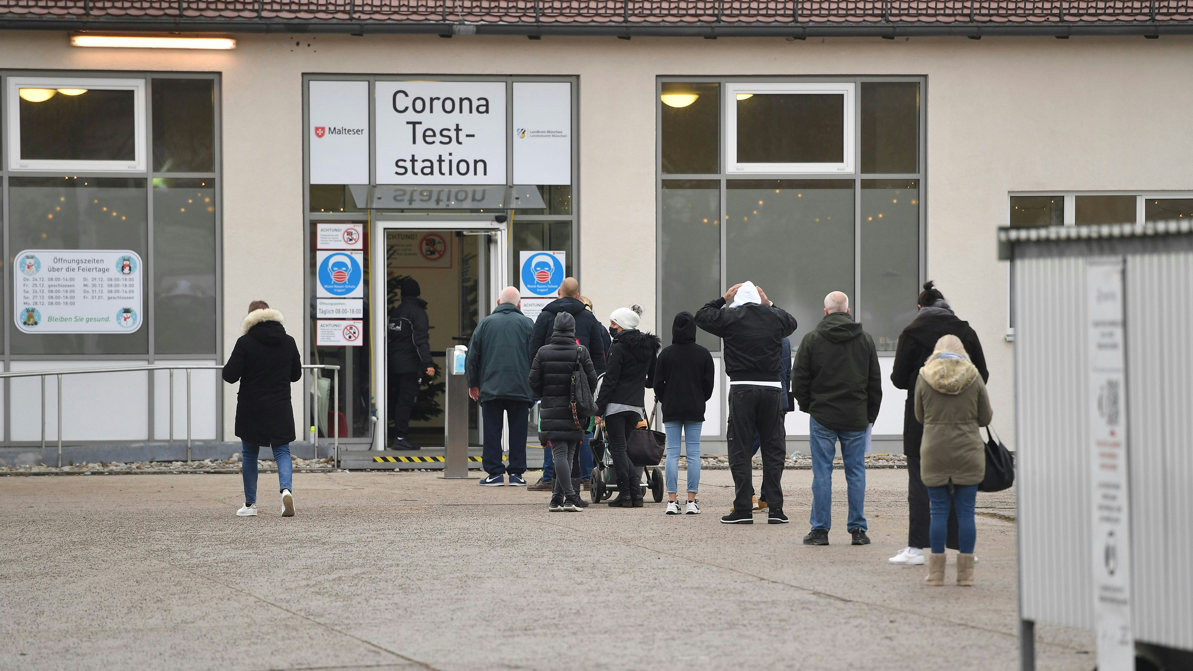 Download von www.picturedesk.com am 22.09.2021 (09:13).  From October 11th, corona tests will be subject to a charge. People waiting, people in front of a eurofins test station, test center, corona test center in Haar near Munich on December 15, 2020. Â - 20210810_PD3440 - Rechteinfo: Rights Managed (RM)
