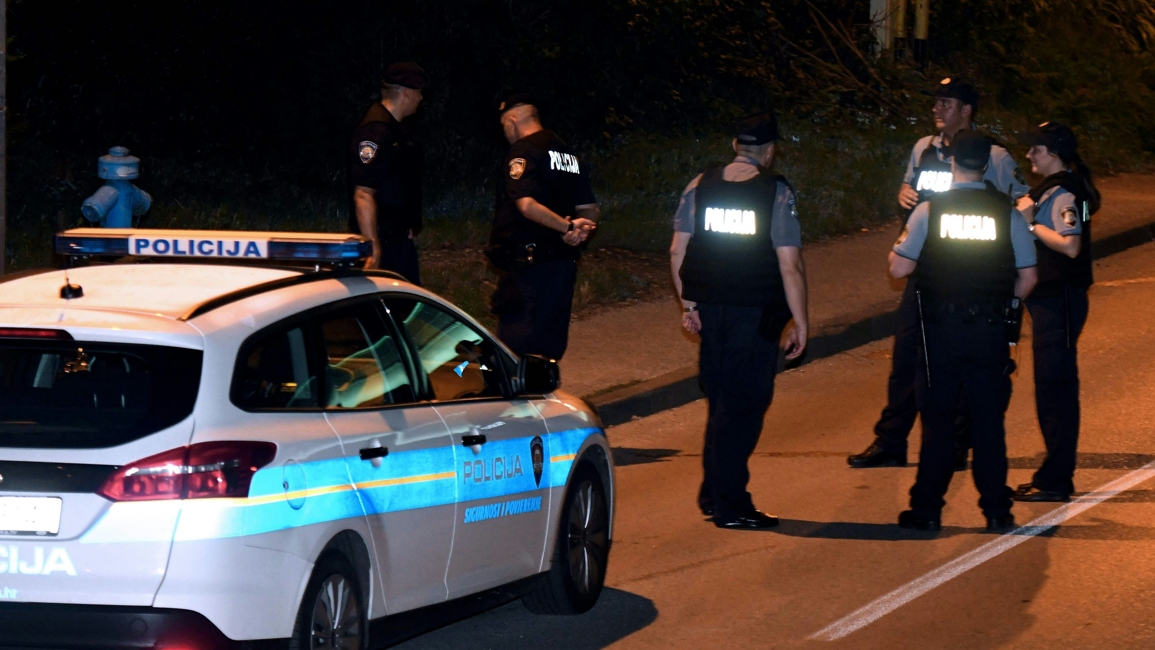 Download von www.picturedesk.com am 22.09.2021 (08:44).  Police officers stand guard at a check point near the place where six people were shoot dead in Zagreb on August 1, 2019. - Croatian police launched a manhunt Thursday night after six people were found dead with gunshot wounds in a house in the capital Zagreb, state media reported. (Photo by Denis LOVROVIC / AFP) - 20190802_PD0014 - Rechteinfo: Rights Managed (RM) Nur für redaktionelle Nutzung! Werbliche Nutzung erfordert Freigabe: bitte schicken Sie uns eine Anfrage.