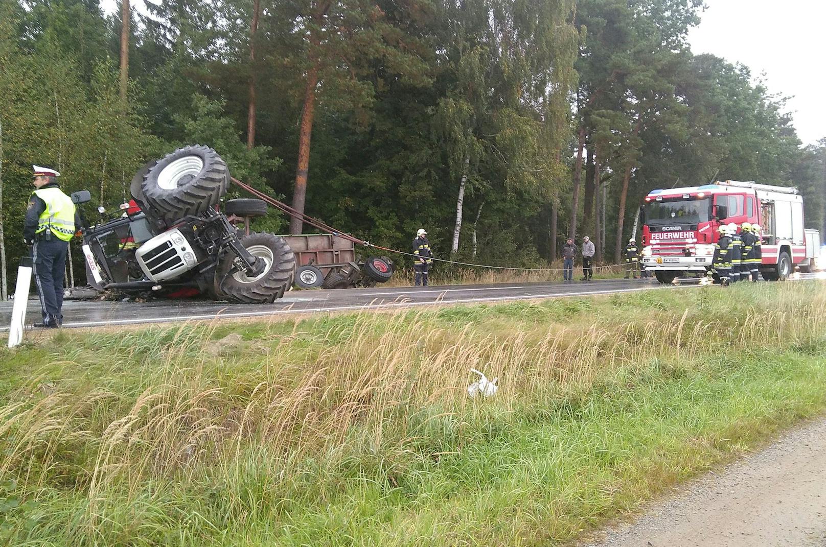 Spektakulärer Unfall mit Traktorgespann