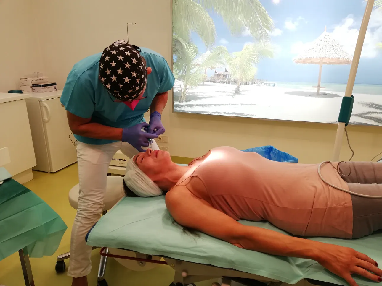 Jörg Knabl verpasst Transgender-Frau Sabrina Anderson ein neues Näschen. 