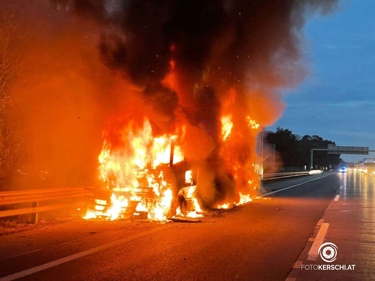 In den frühen Morgenstunden brannte auf der A1 zwischen Enns und St. Valentin ein am Pannenstreifen stehender Lkw. 