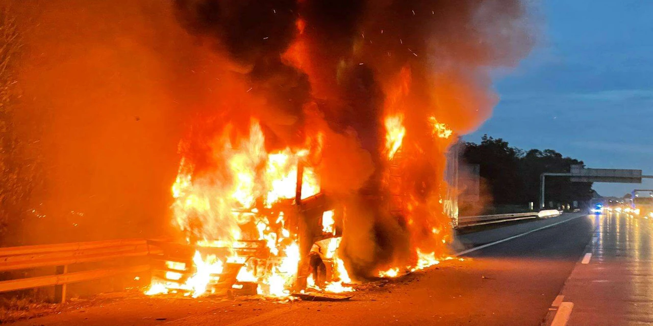 Laster brennt – A1 Richtung Wien vollkommen blockiert - Vimarsana News