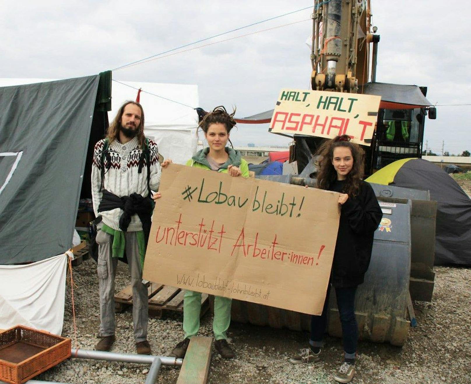Um den Lobautunnel zu verhindern, blockieren Umweltaktivisten zwei Baustellen in Wien-Donaustadt. Bauarbeiter, die von "Lohndiebstahl" durch Leihfirmen betroffen sind, wollen sie durch einen Hilfsfonds unterstützen.
