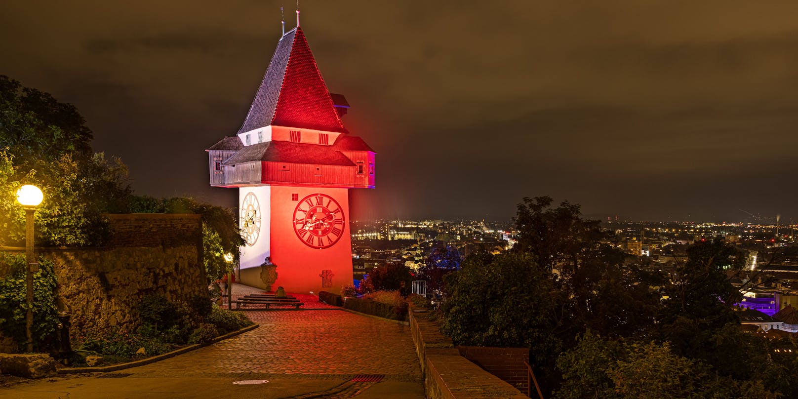 Der Grazer Uhrturm erstrahlt bis Sonntag jeden Abend in den Skills-Farben.