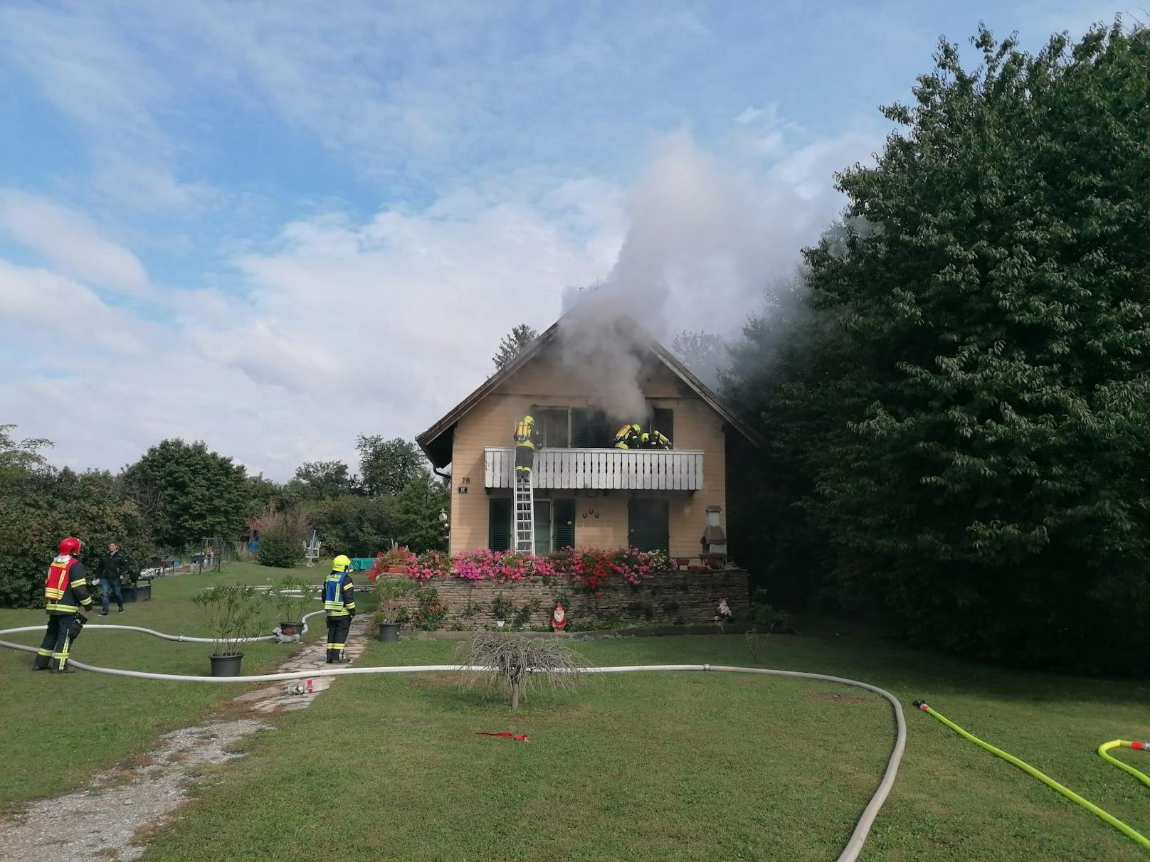 Der erste Stock eines Wohnhauses stand in Flammen.
