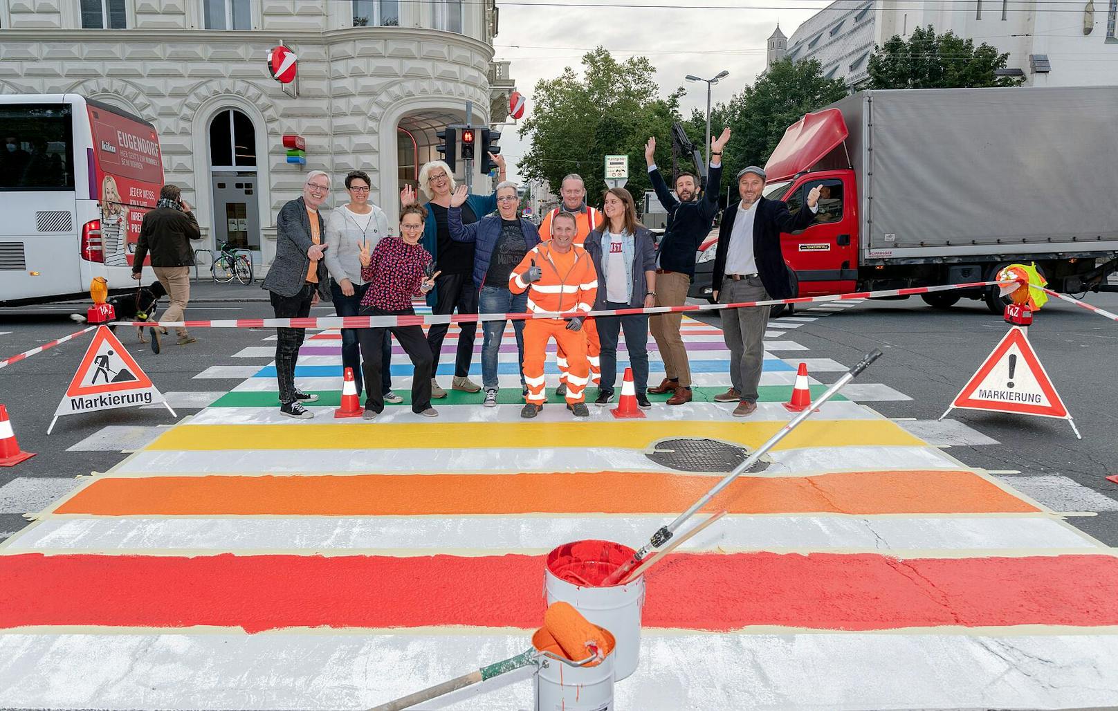 Die Stadt Salzburg möchte mit dem Regenbogen-Zebrastreifen ein Zeichen für Toleranz und Vielfalt setzen.