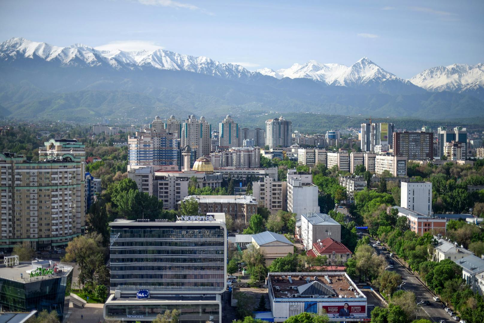 Almaty liegt am Fuße des "Himmelsgebirges" Tian Shan. (Symbolbild)