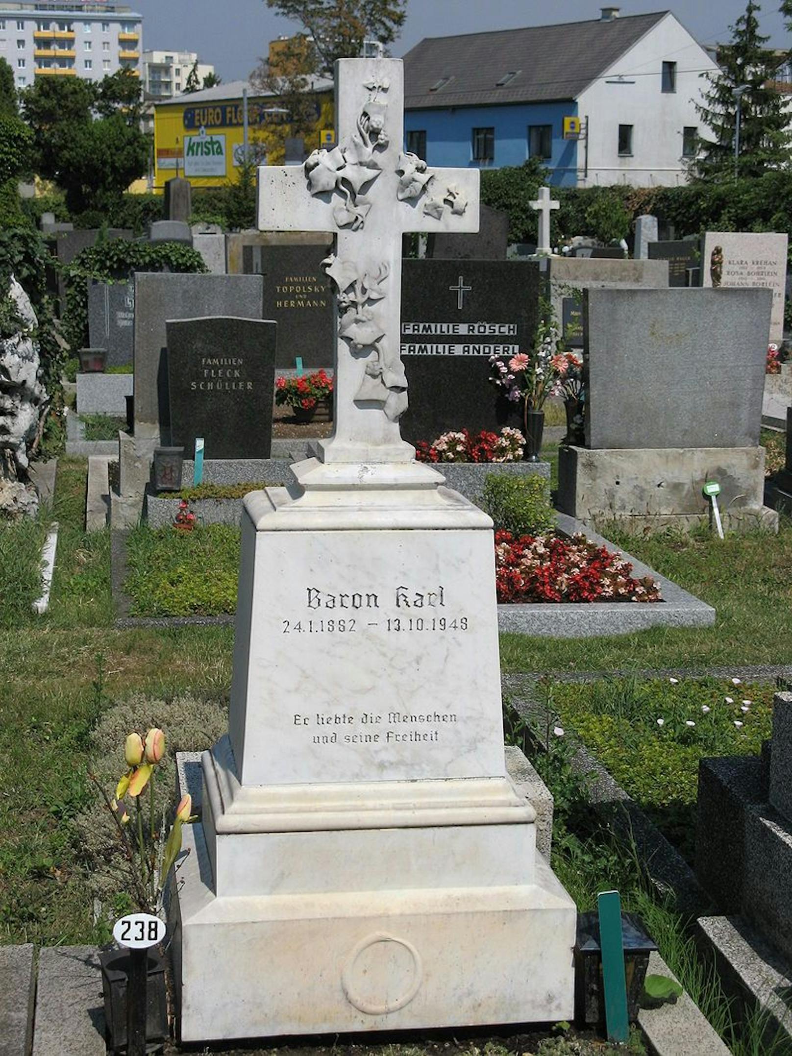 Karl Baron liegt am Zentralfriedhof begraben. In Favoriten erinnert die&nbsp;"Baron Karl Gasse“ an ihn.