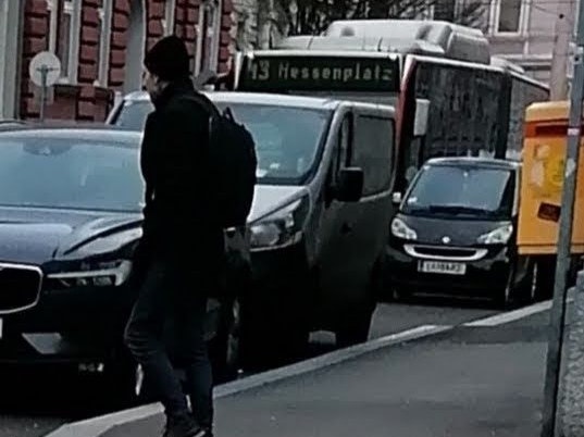 Ein Zeuge will gesehen haben, wie Potocnik den "Luger geht mir am Oasch"-Sticker auf die Eisenstange geklebt hat – und machte dieses Foto. 