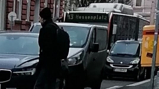 Ein Zeuge will gesehen haben, wie Potocnik den "Luger geht mir am Oasch"-Sticker auf die Eisenstange geklebt hat – und machte dieses Foto. 