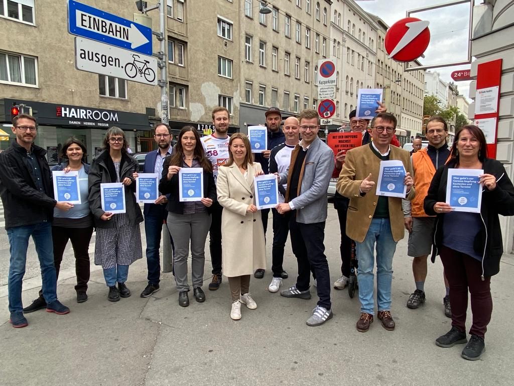 In Margareten gibt's für ein Corona-Jaukerl Handball-Tickets und ein Gratis-Schnitzerl. Bezirkschefin Silvia Janković (SPÖ, M.) unterstützt die Aktion.