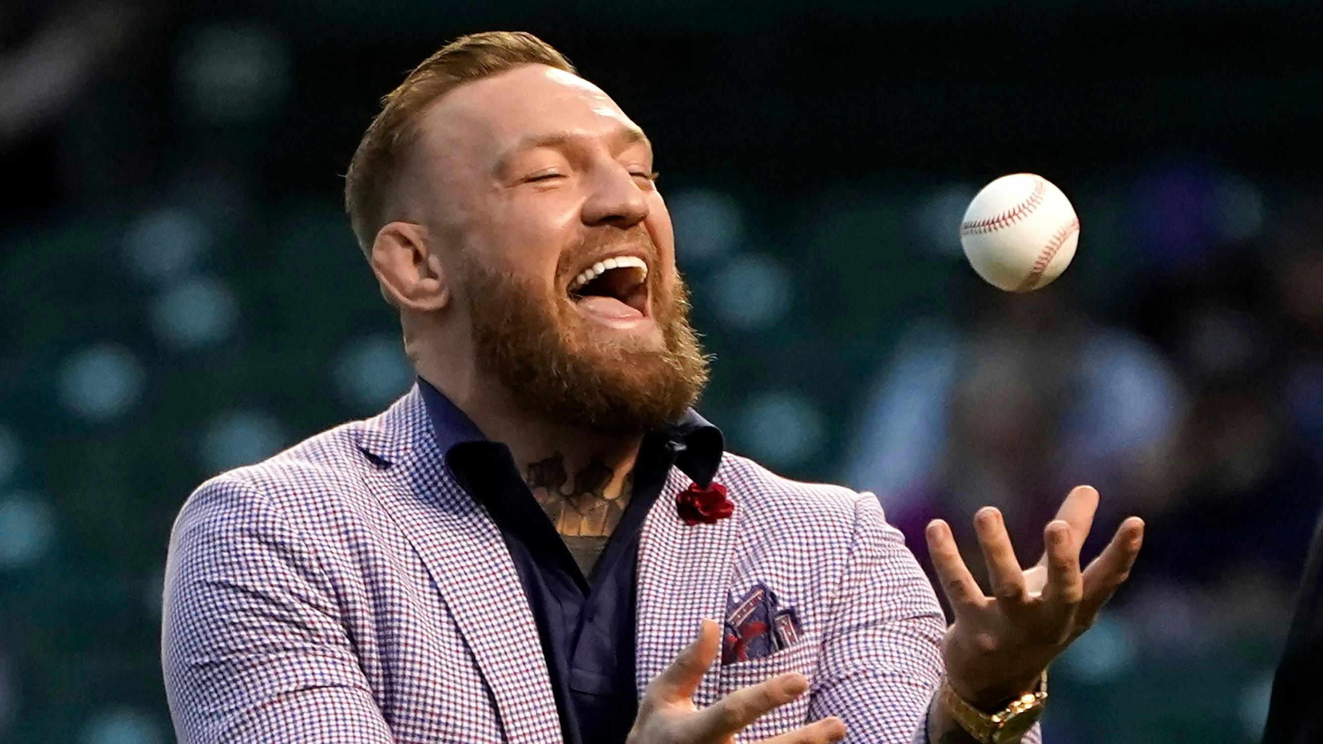 Conor McGregor und sein verunglückter Baseball-Wurf. 