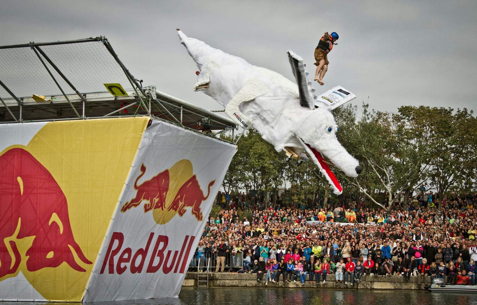 Beim Red Bull Tag in Wien kann nicht alles was Flügel hat auch fliegen - aber wunderschön abstürzen.
