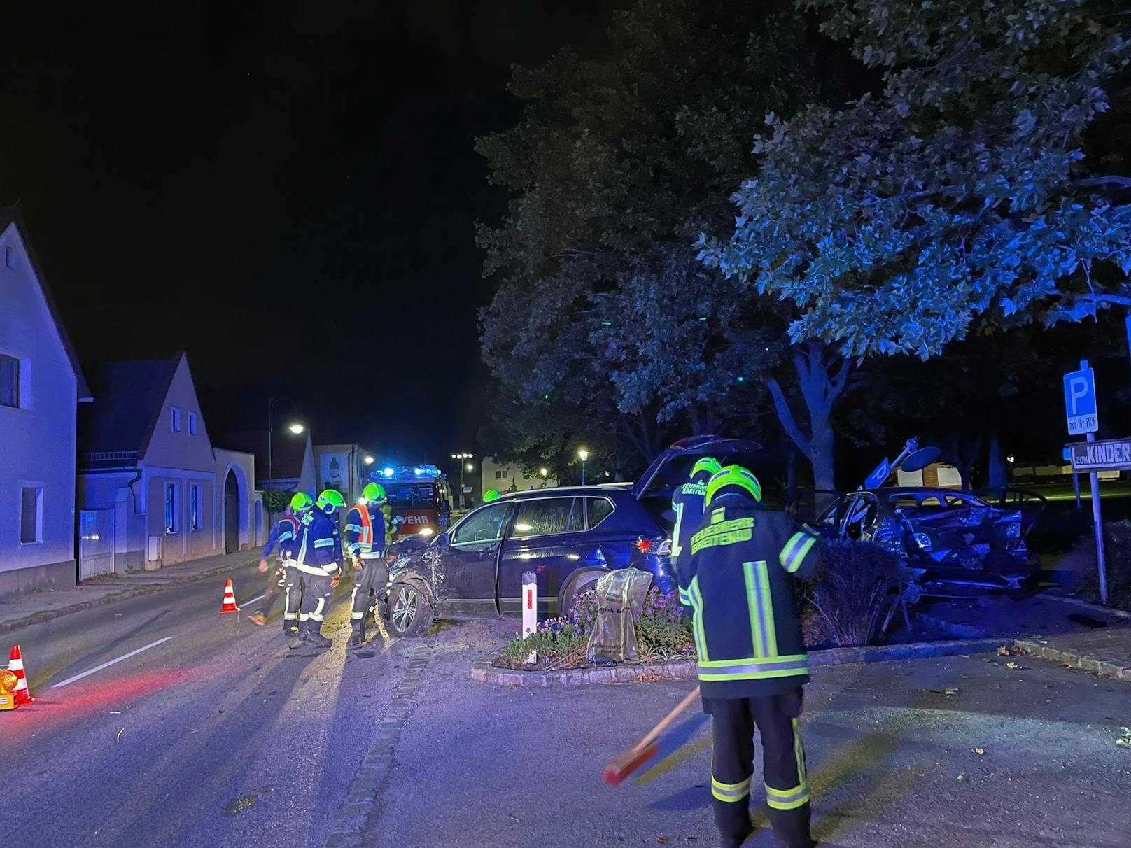 Ein Lenker krachte in ein geparktes Auto.