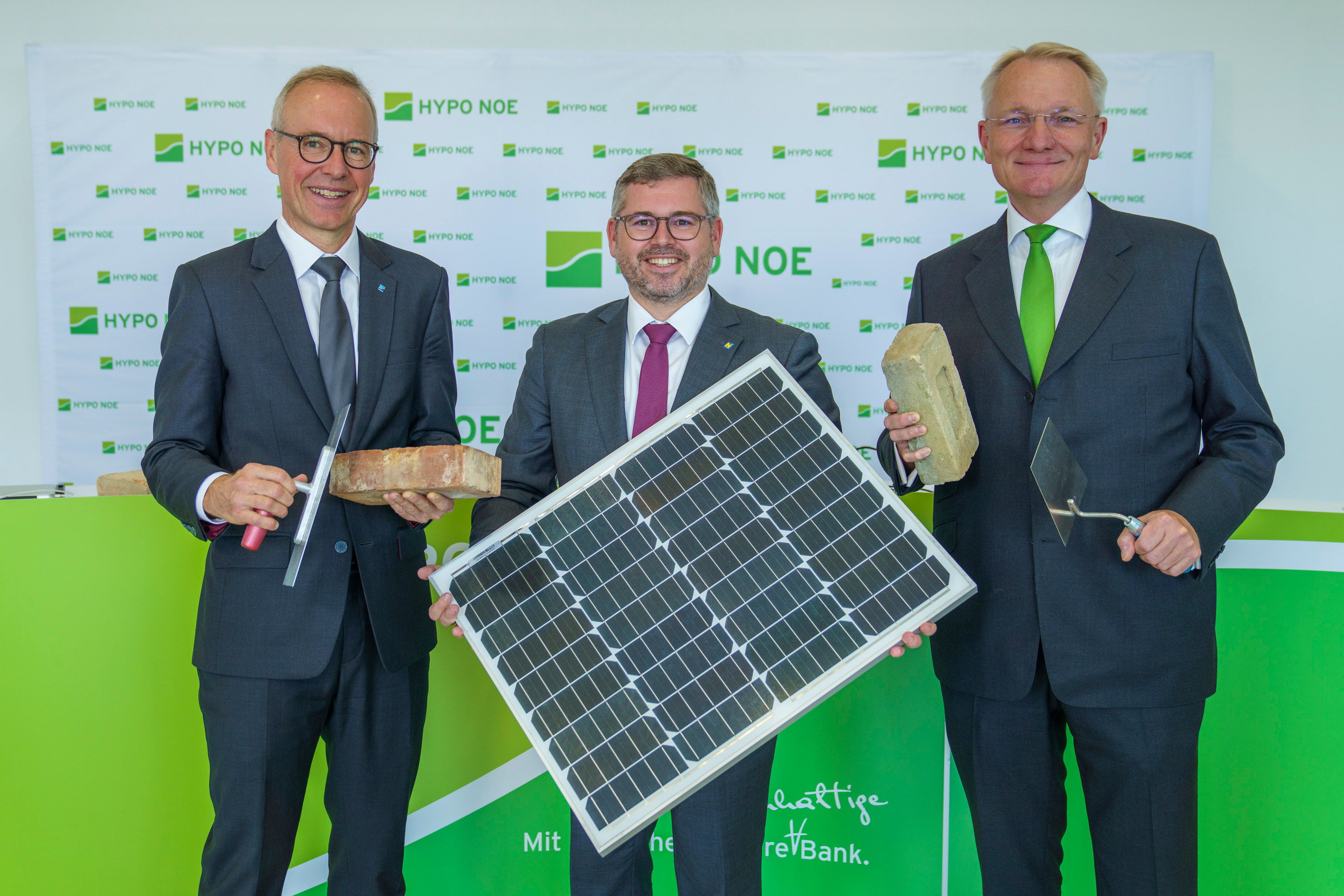 HYPO NOE Vorstand Wolfgang Viehauser, Finanzlandesrat Ludwig Schleritzko und HYPO NOE Udo Birkner präsentieren den grünen Kredit der HYPO NOE