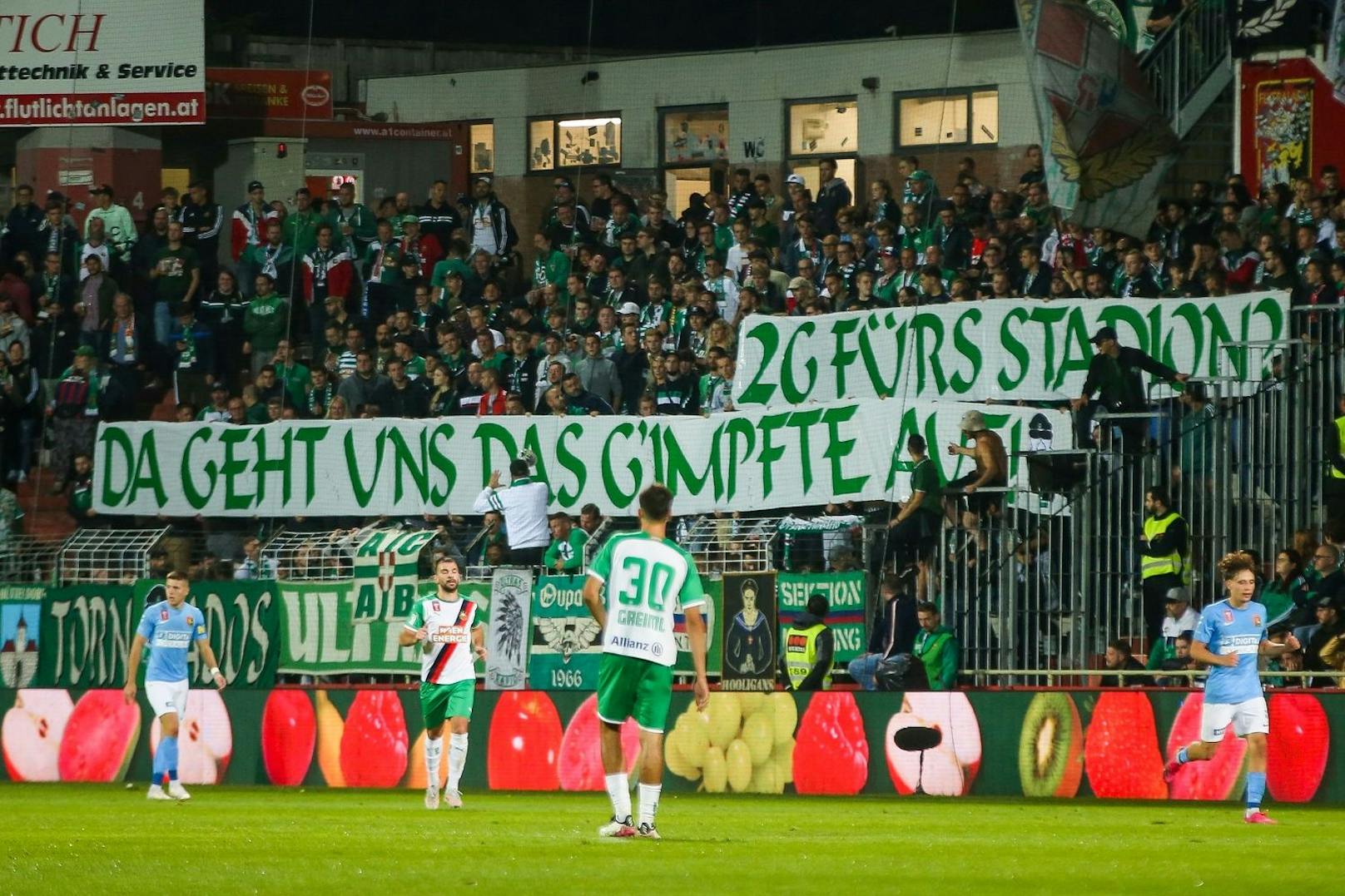 Der Protest der Rapid-Fans gegen die 2G-Regel im Stadion. 