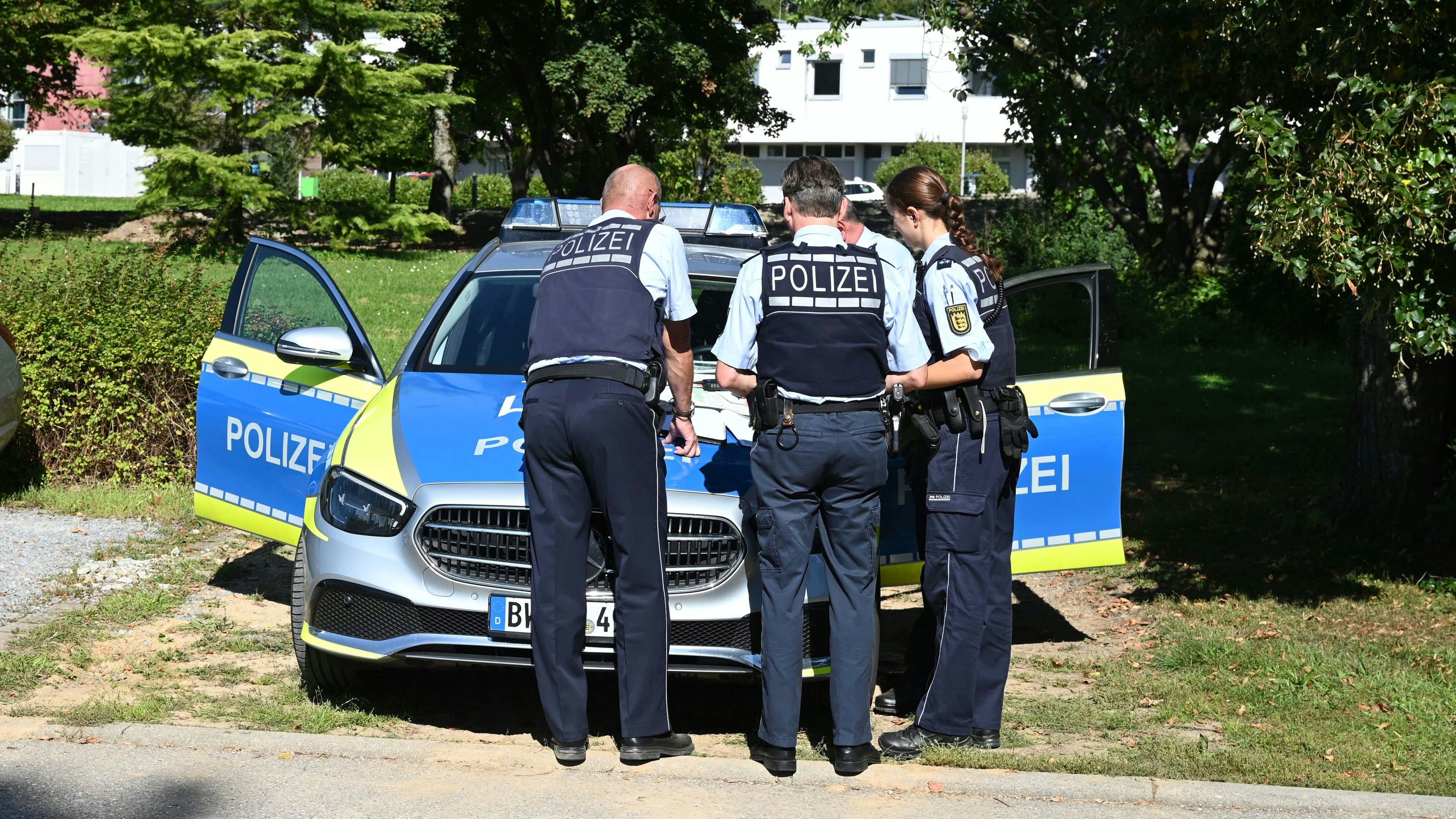 Download von www.picturedesk.com am 23.09.2021 (16:52).  23 September 2021, Baden-Wuerttemberg, Weinsberg: Police officers discuss in front of the clinic at the Weissenhof in Weinsberg. Prisoners had previously escaped from the psychiatric hospital. Photo: Bernd Weißbrod/dpa - 20210923_PD3247 - Rechteinfo: Rights Managed (RM)