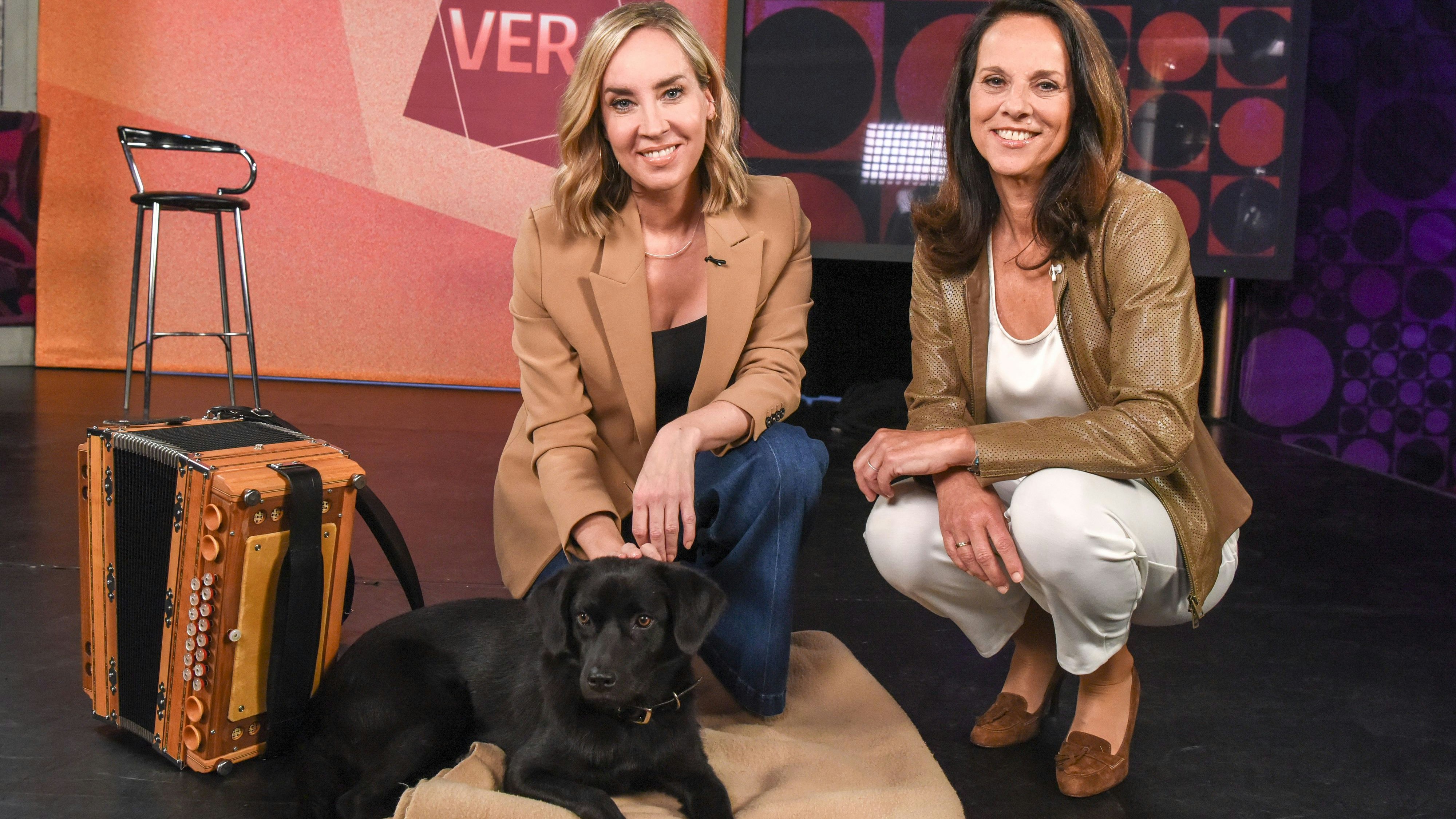 Nadja Bernhard mit Hündin "Izzy" bei Vera Russwurm 