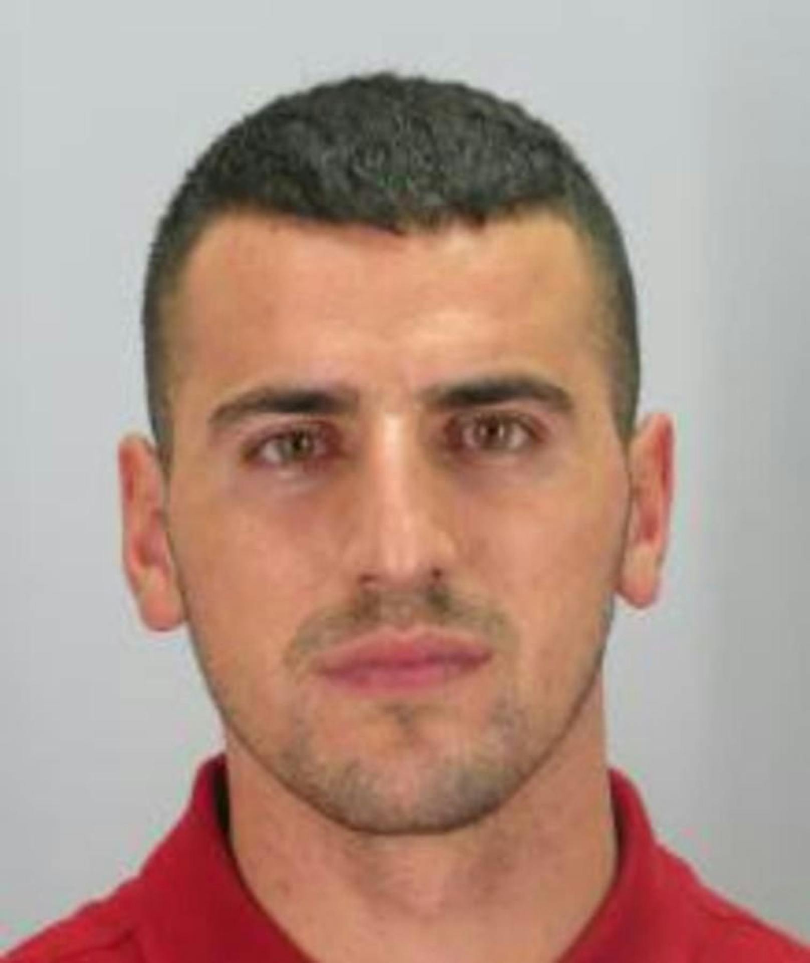 Mekail Ademi (28), Beschreibung laut Polizei: "ca. 184 cm, ca. 70 kg, hager. Hakennase, Geheimratsecken, braune Augen, Bart, Kleidung unbekannt"