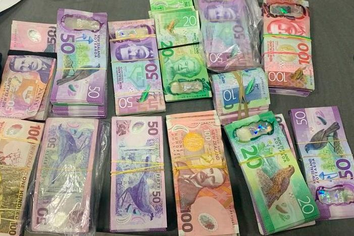 Sie hatten auch noch mehr als 100.000 Dollar (NZD) – umgerechnet rund 60.000 Euro – in bar bei sich.