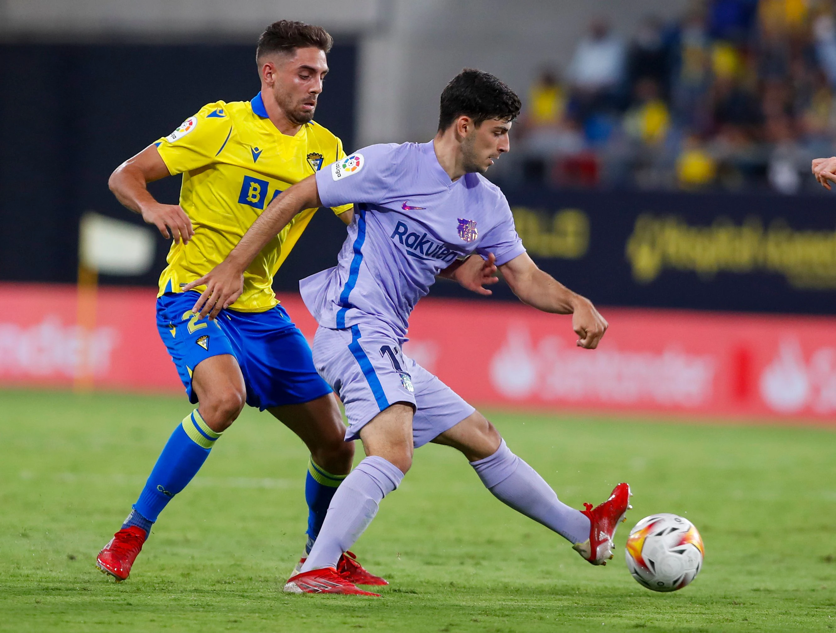 Yusuf Demir im Duell mit Cadiz. 