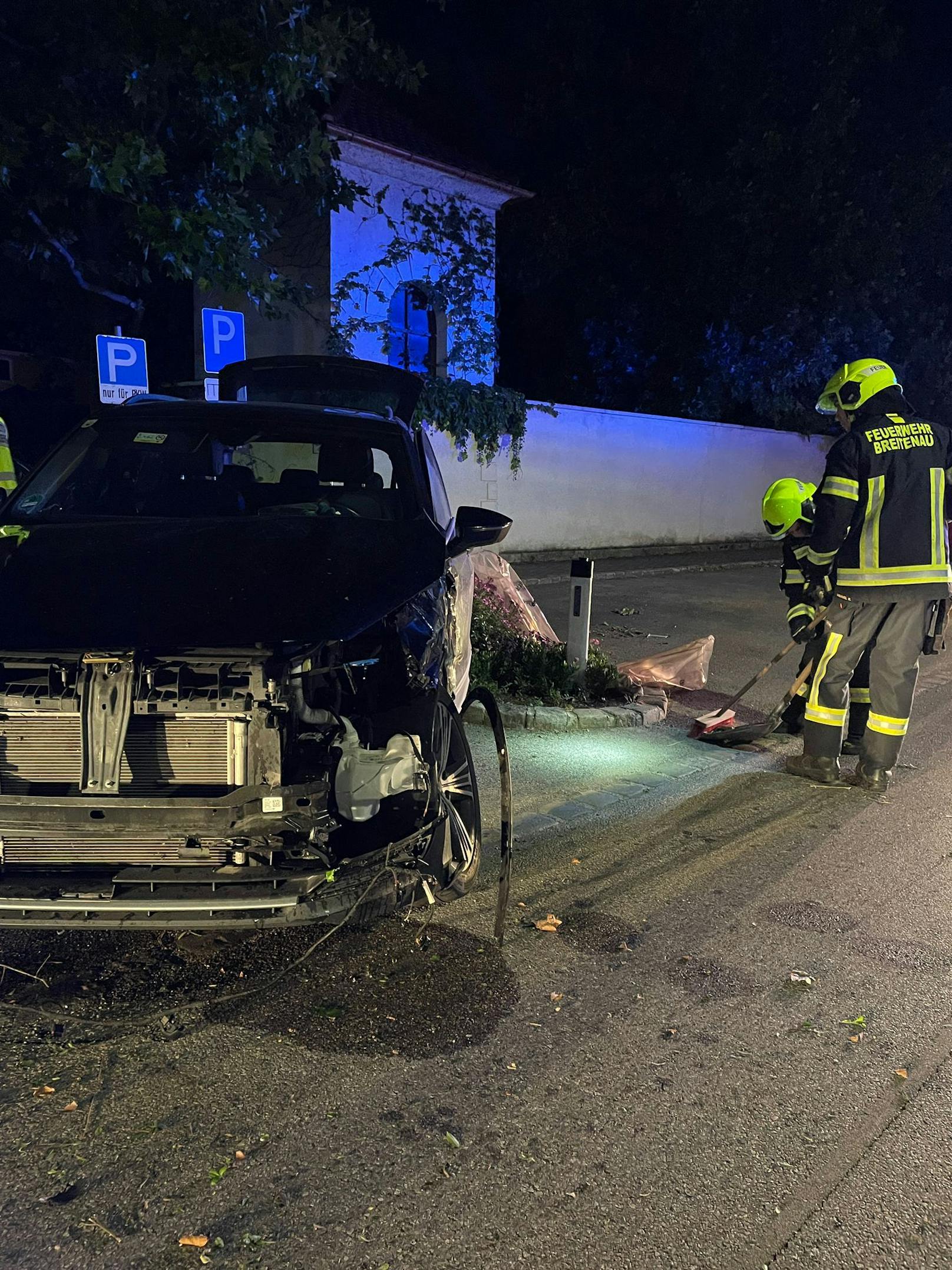 Ein Lenker krachte in ein geparktes Auto.