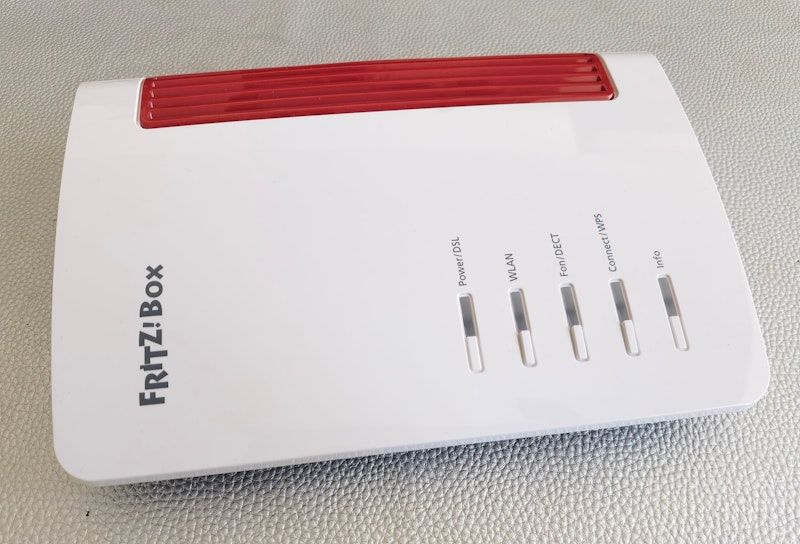 ...ein Preiskracher mit 179 Euro, hat nun aber Wifi 6 und ein höheres Tempo dazugelernt. Ein VDSL2-Modem ist gleich mit an Bord, das neue Modell lässt sich an jedem IP- oder DSL-Anschluss verwenden.
