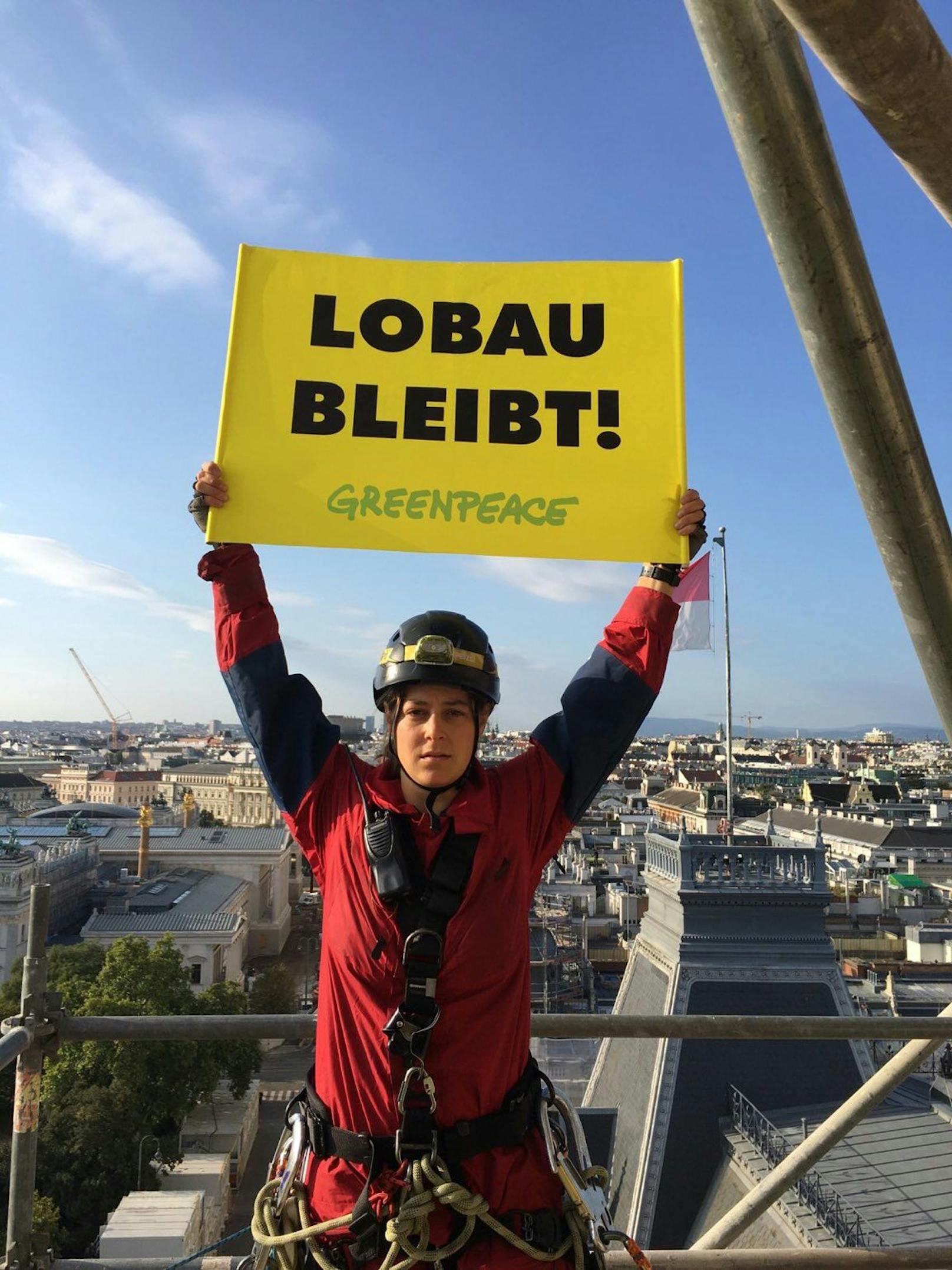 "Die Lobau-Autobahn schadet Bevölkerung, Klima und Natur", betonten Greenpeace-Aktivisten und klettern der Stadt Wien aufs Dach.