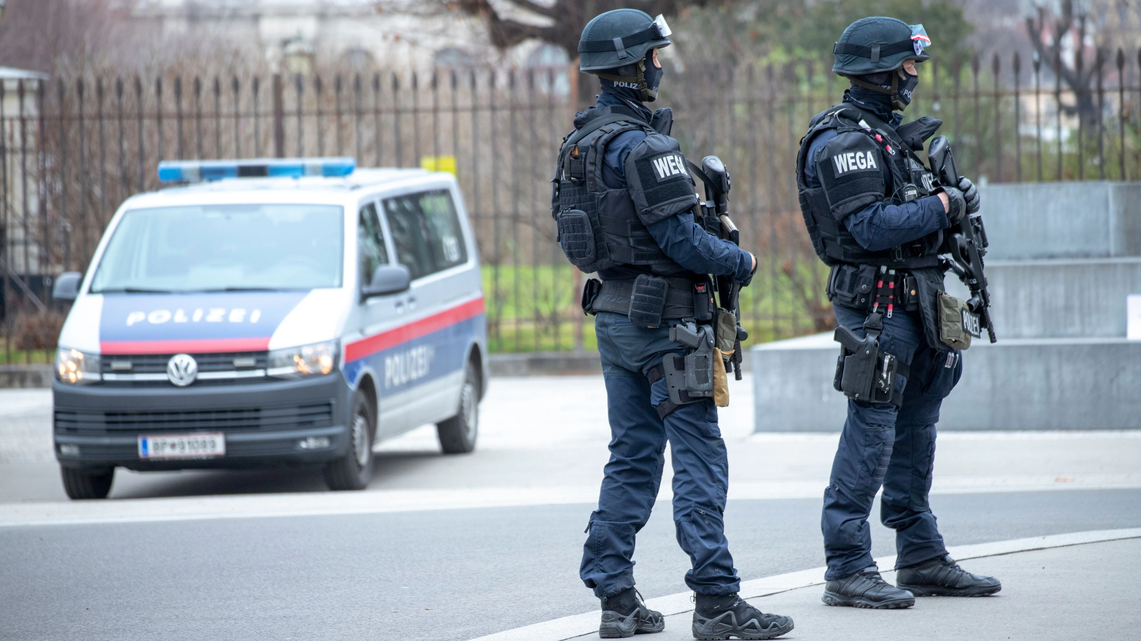 Download von www.picturedesk.com am 23.09.2021 (18:51).  Polizeibeamte der Spezialeinheit ,,WEGA" (Wiener Einsatzgruppe Alarmabteilung) sichern während einer Pressekonferenz die Umgebung um das Bundeskanzleramt in Wien, Österreich. Dezember 2020 // Police special forces ,,WEGA" secure the area in front of the Federal Chancellery during a press conference. Vienna, Austria. December 2020 - 20201217_PD4478 - Rechteinfo: Rights Managed (RM)