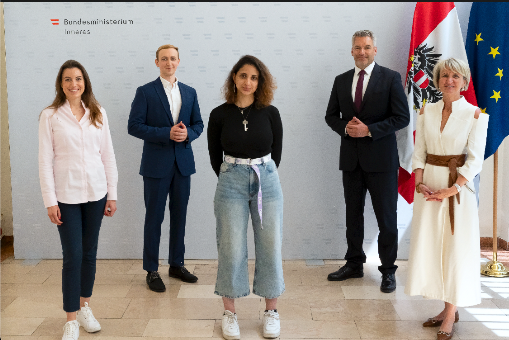 Die Delegation aus der Brigittenau im Innenministerium mit Bundesminister Karl Nehammer. (von links nach rechts) JVP20 Sicherheitsreferentin Lissa-Katharina Heinrich, Bezirksrat und JVP20 Obmann Louis Frycer, JVP20 Geschäftsführerin Nivien Yousef, Innenminister Karl Nehammer und Abgeordnete zum Nationalrat VP20 Obfrau Romana Deckenbacher.