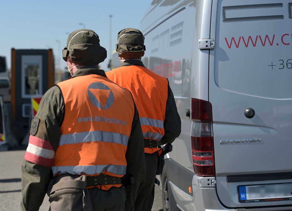 Soldaten des Bundesheeres im sicherheitspolizeilichen Assistenzeinsatz kontrollieren Fahrzeuge und Personen bei der Einreise von Ungarn nach Österreich. Archivbild