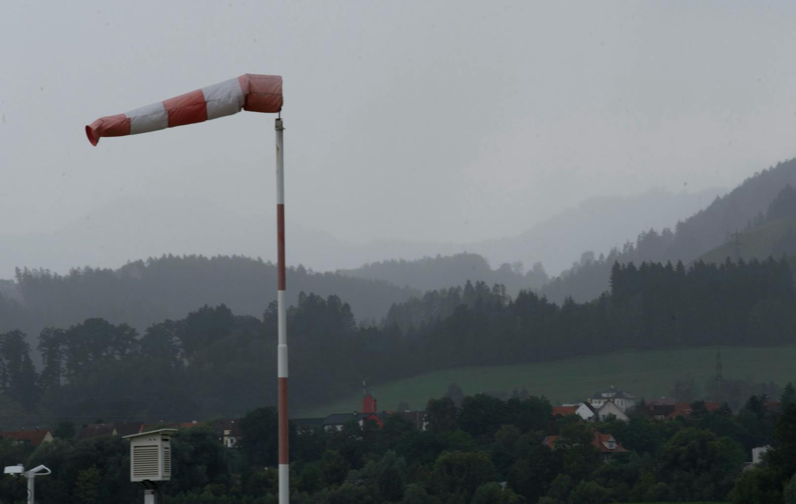 Ein Sturmtief streift am Freitag Österreich.