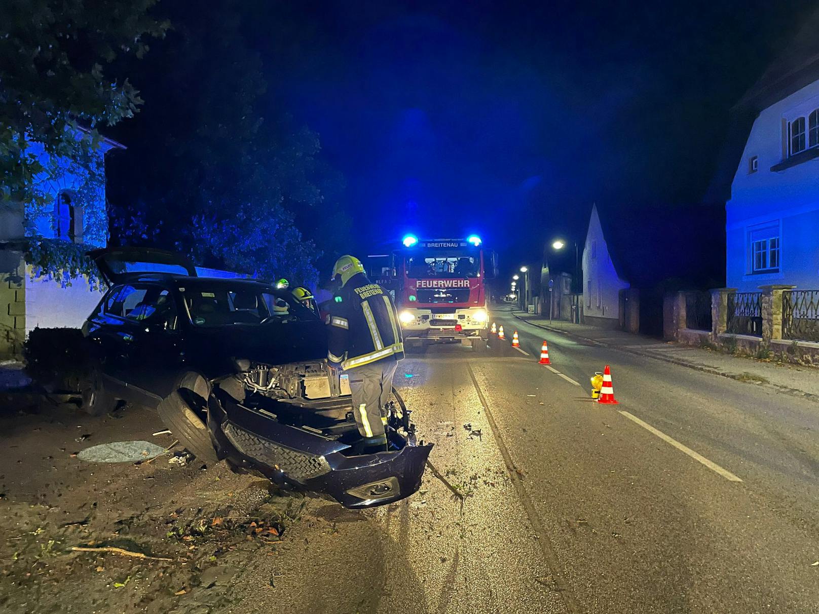 Ein Lenker krachte in ein geparktes Auto.