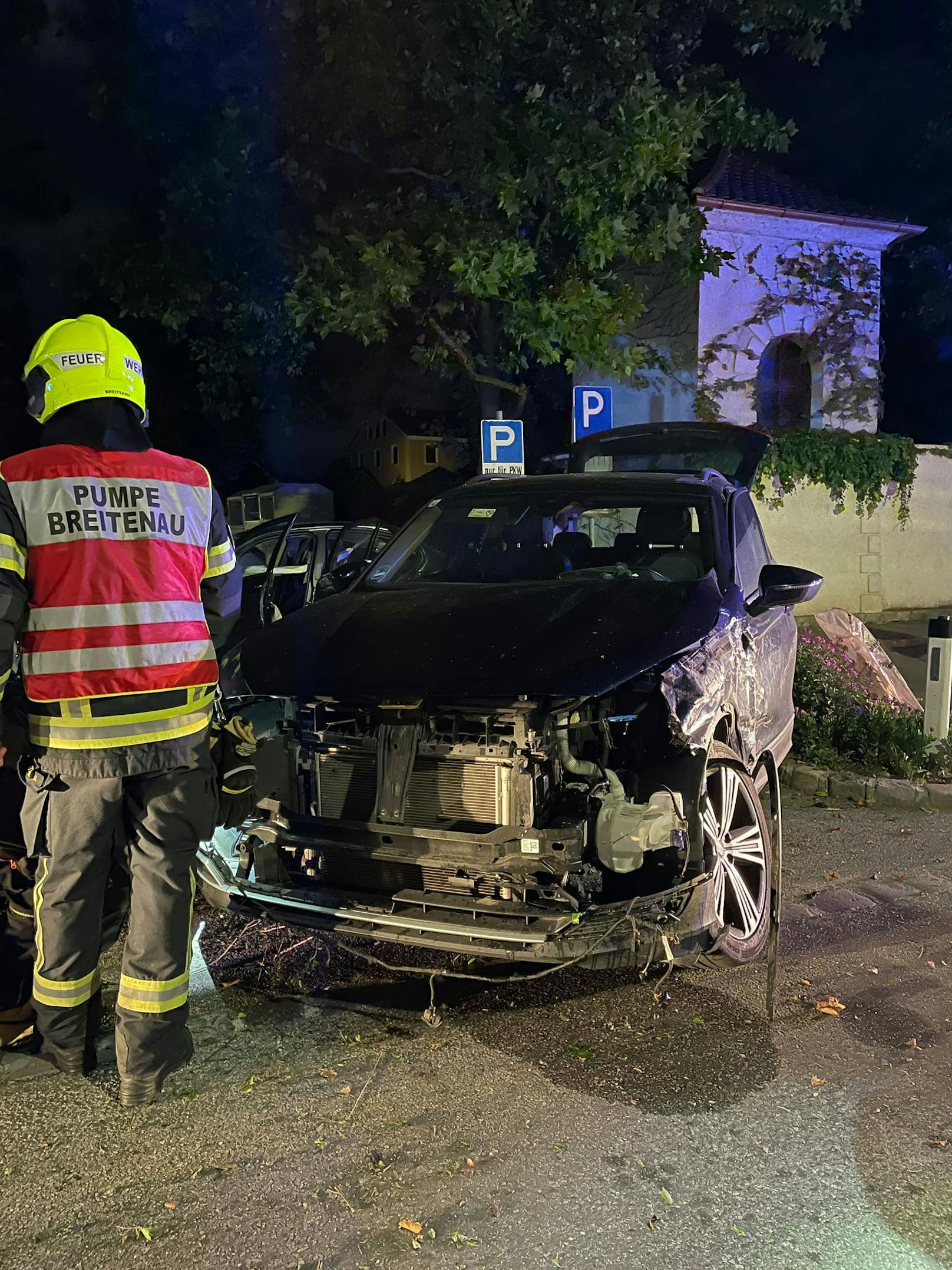 Ein Lenker krachte in ein geparktes Auto.