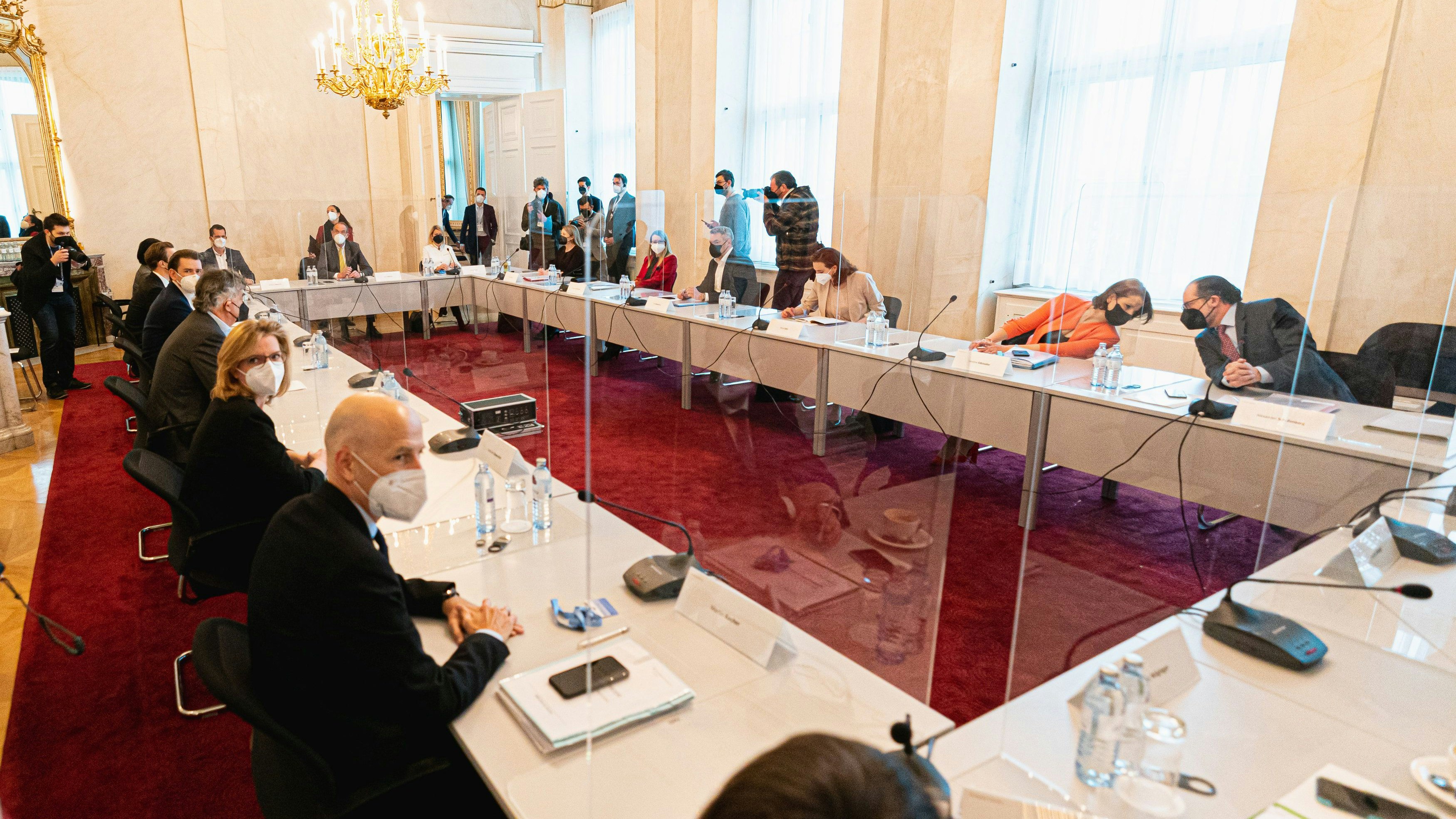 Download von www.picturedesk.com am 23.09.2021 (14:39).  20.04.2021, Bundeskanzleramt, Wien, AUT, Bundesregierung, Tour de table zu Sitzungsbeginn der Regierungsklausur, im Bild v. l. Martin Kocher, Leonore Gewessler (Gruene), Werner Kogler (Gruene), Sebastian Kurz (OeVP), Gernot Bluemel (OeVP), Elisabeth Koestinger (OeVP), Wolfgang Mueckstein (Gruene), Heinz Fassmann (OeVP), Klaudia Tanner (OeVP), Susanne Raab (OeVP), Magarete Schramboeck (OeVP), Karl Nehammer (OeVP), Alma Zadic (Gruene), Karoline Edtstadler (OeVP), Alexander Schallenberg (OeVP) // during tour de table ahead of the government meeting, at the federal chancellery in Vienna, Austria on 2021/04/20. EXPA Pictures © 2021, PhotoCredit: EXPA/ Florian Schroetter - 20210420_PD1794 - Rechteinfo: Rights Managed (RM)